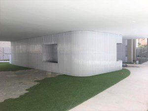 Estructura Comercial Moderna con Paneles de Policarbonato en Almería